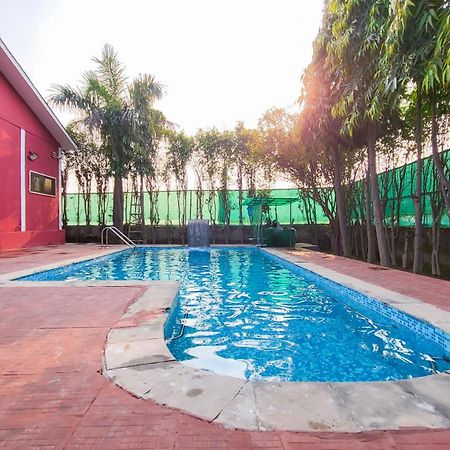 Vacationbuddy 2 Bhk Farmstay With Pool At نويدا الكبرى المظهر الخارجي الصورة