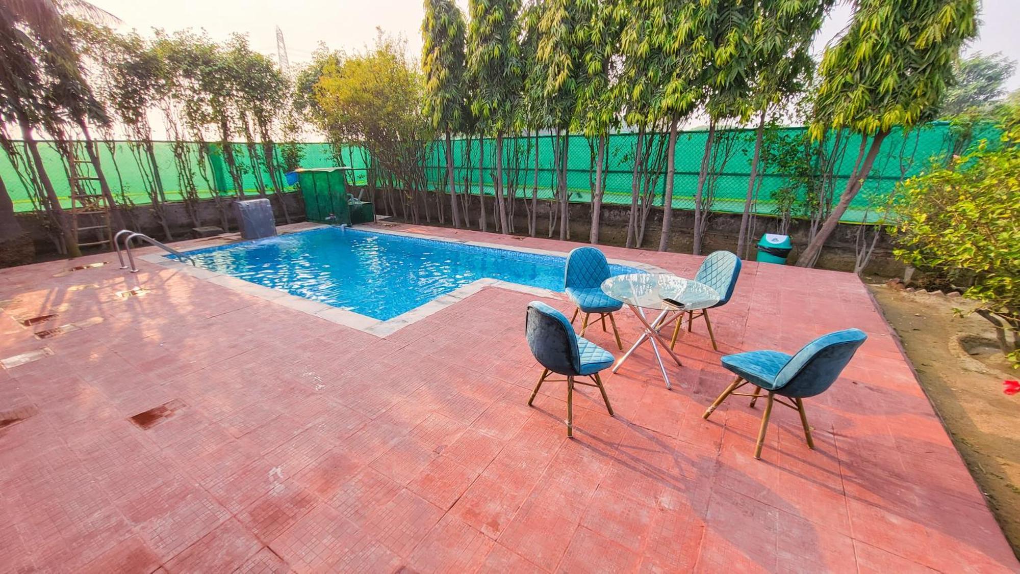 Vacationbuddy 2 Bhk Farmstay With Pool At نويدا الكبرى المظهر الخارجي الصورة