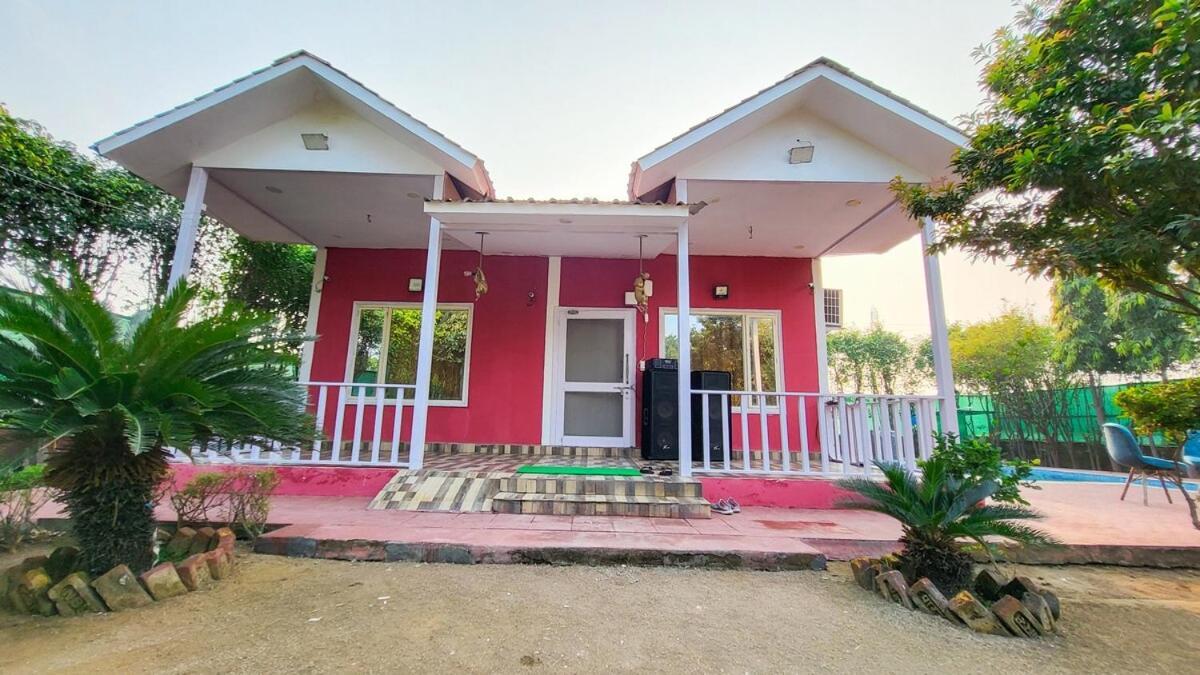 Vacationbuddy 2 Bhk Farmstay With Pool At نويدا الكبرى المظهر الخارجي الصورة
