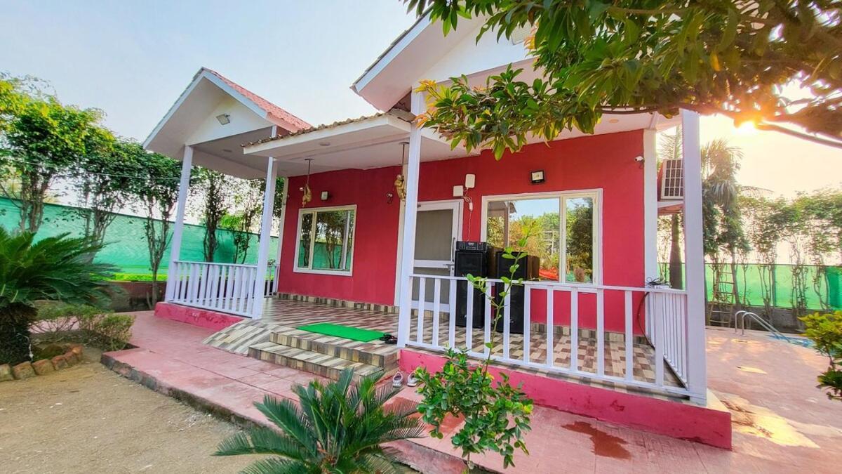 Vacationbuddy 2 Bhk Farmstay With Pool At نويدا الكبرى المظهر الخارجي الصورة