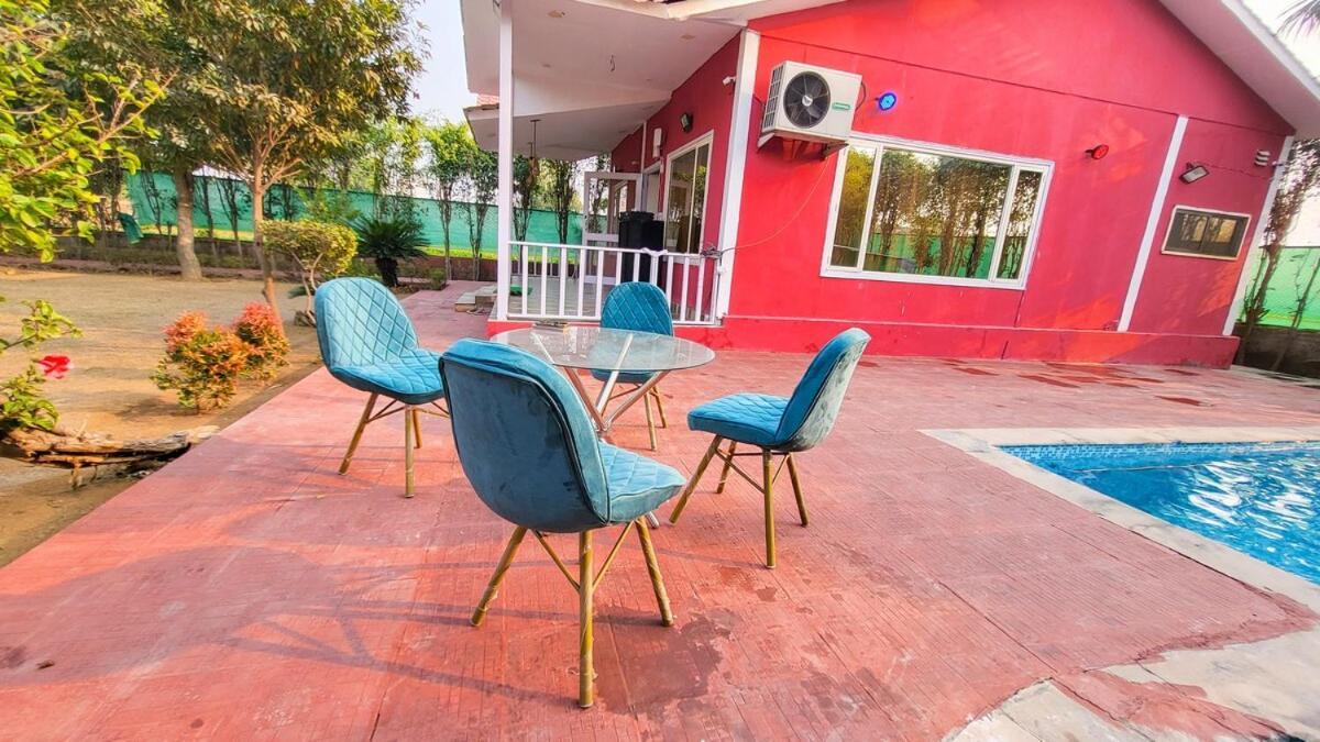 Vacationbuddy 2 Bhk Farmstay With Pool At نويدا الكبرى المظهر الخارجي الصورة