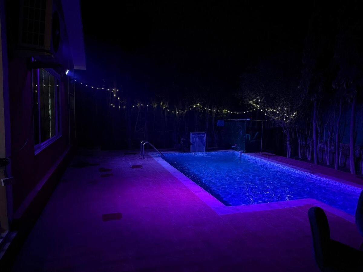 Vacationbuddy 2 Bhk Farmstay With Pool At نويدا الكبرى المظهر الخارجي الصورة