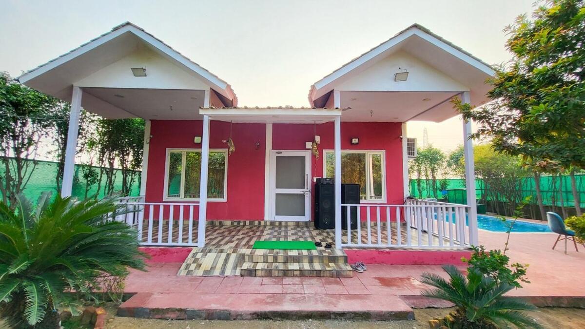 Vacationbuddy 2 Bhk Farmstay With Pool At نويدا الكبرى المظهر الخارجي الصورة