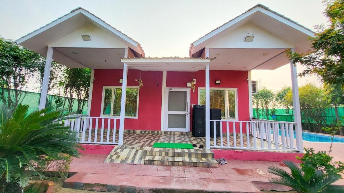 Vacationbuddy 2 Bhk Farmstay With Pool At نويدا الكبرى المظهر الخارجي الصورة