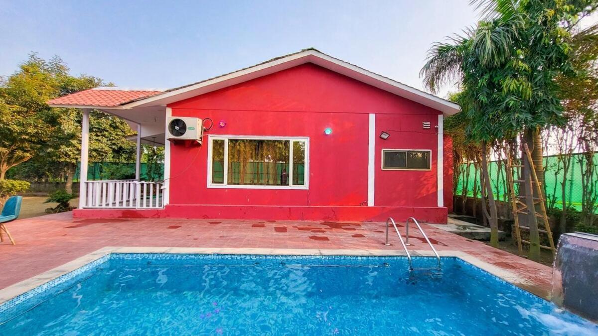 Vacationbuddy 2 Bhk Farmstay With Pool At نويدا الكبرى المظهر الخارجي الصورة